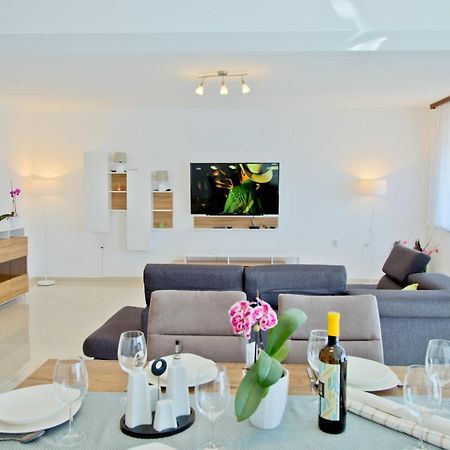Apartment Karolina - Green Oasis Пула Екстериор снимка