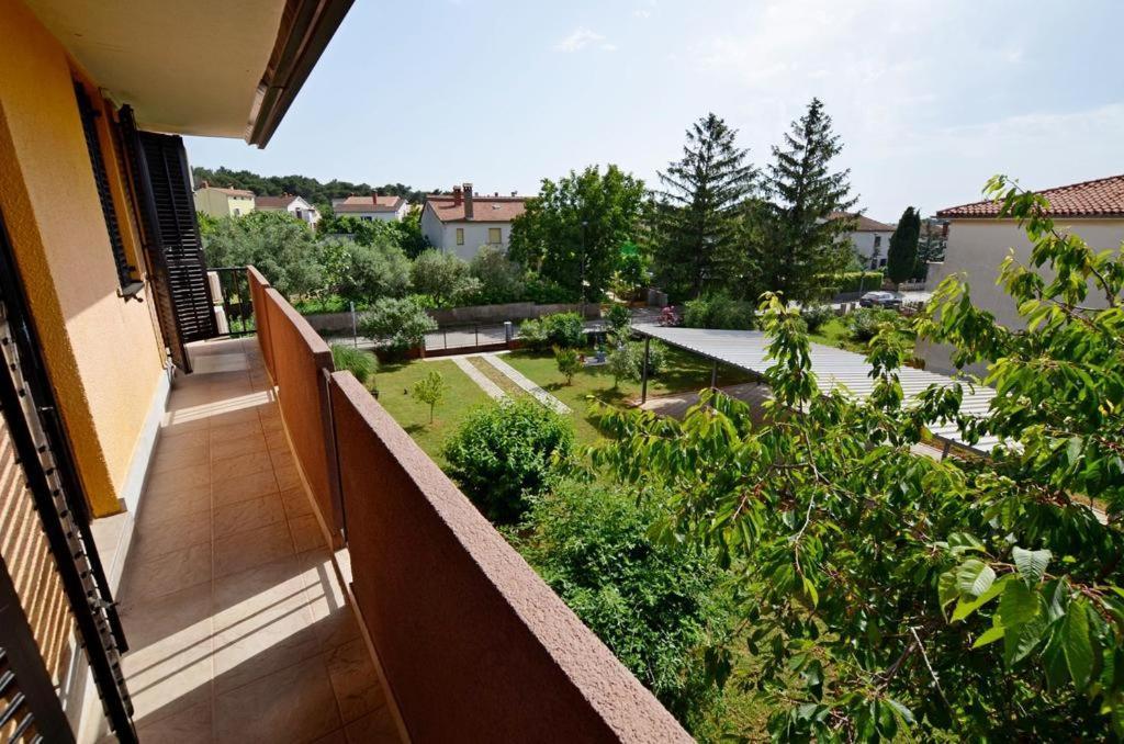 Apartment Karolina - Green Oasis Пула Екстериор снимка