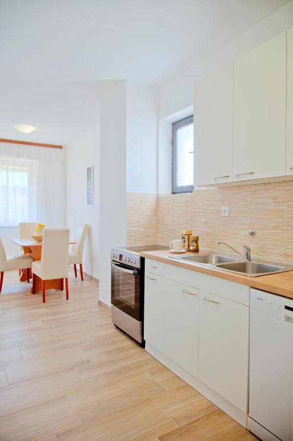 Apartment Karolina - Green Oasis Пула Екстериор снимка