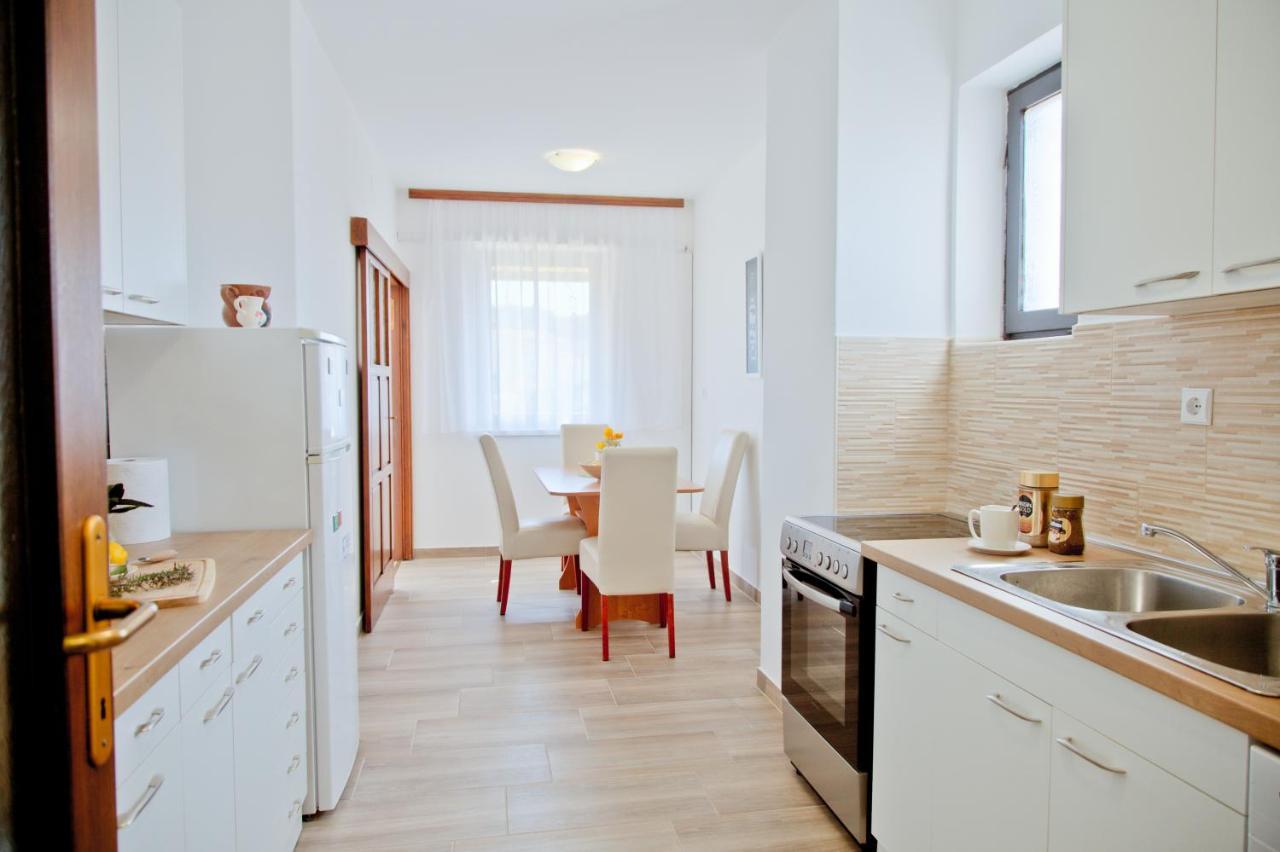 Apartment Karolina - Green Oasis Пула Екстериор снимка