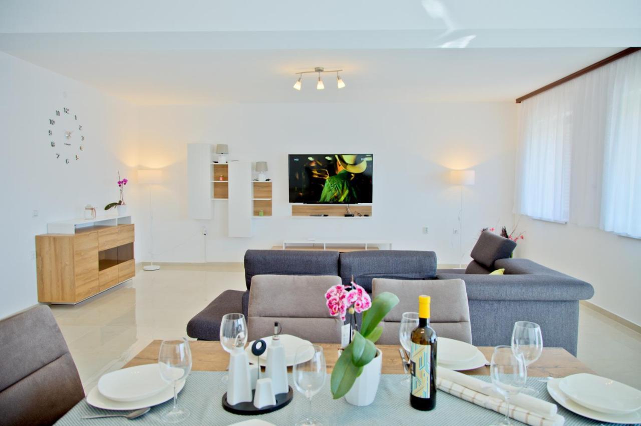 Apartment Karolina - Green Oasis Пула Екстериор снимка
