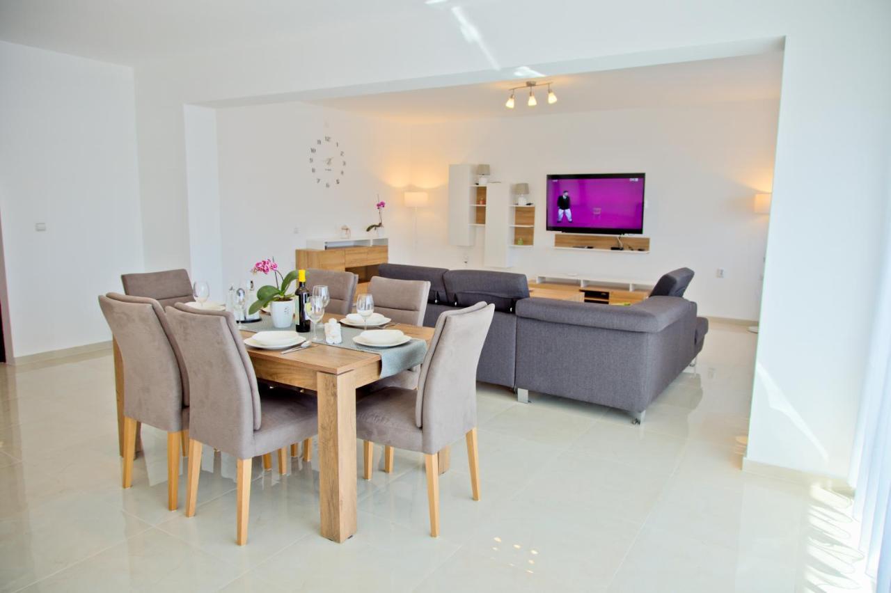 Apartment Karolina - Green Oasis Пула Екстериор снимка