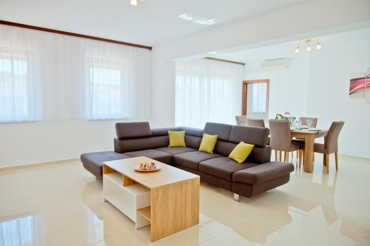 Apartment Karolina - Green Oasis Пула Екстериор снимка