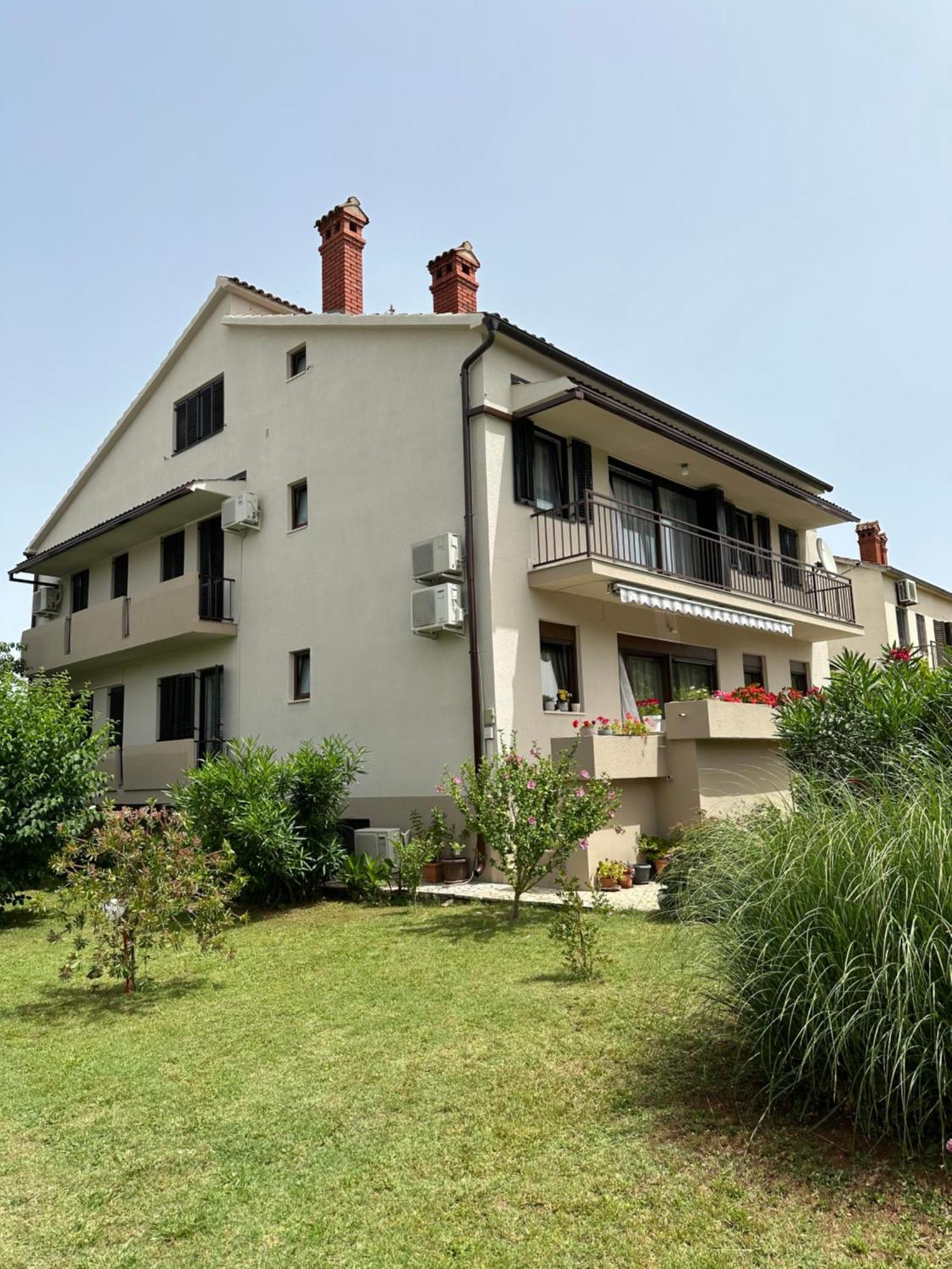Apartment Karolina - Green Oasis Пула Екстериор снимка