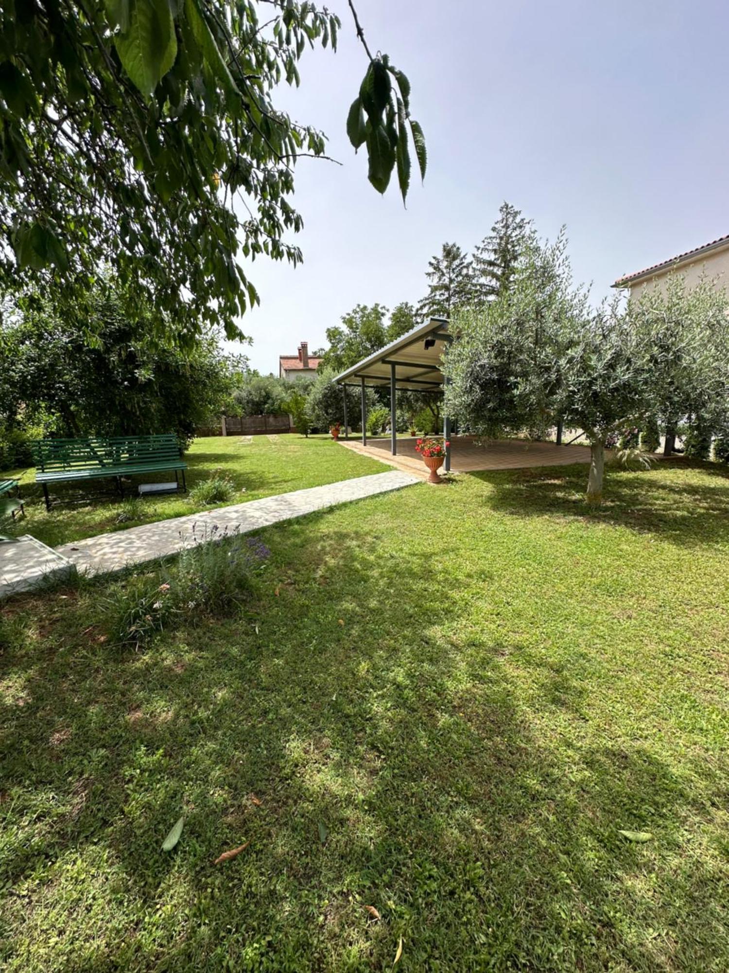 Apartment Karolina - Green Oasis Пула Екстериор снимка
